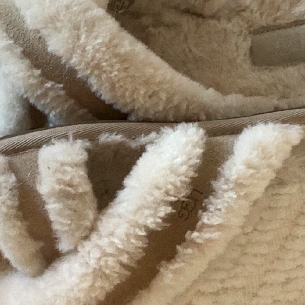 UGG Slippers - Picture 4 of 4
